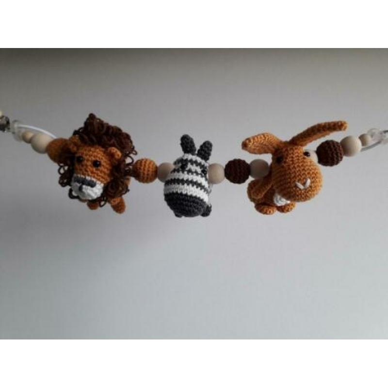 Vrolijke gehaakte wagenspanner met leeuw, zebra en haasje