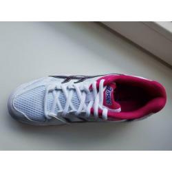 Dames sportschoenen Asics maat 37.5. NIEUW IN DOOS.