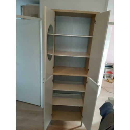 Kast 69cm breed en 188cm hoog..