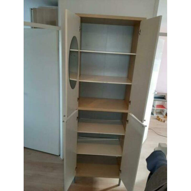 Kast 69cm breed en 188cm hoog..