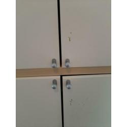 Kast 69cm breed en 188cm hoog..