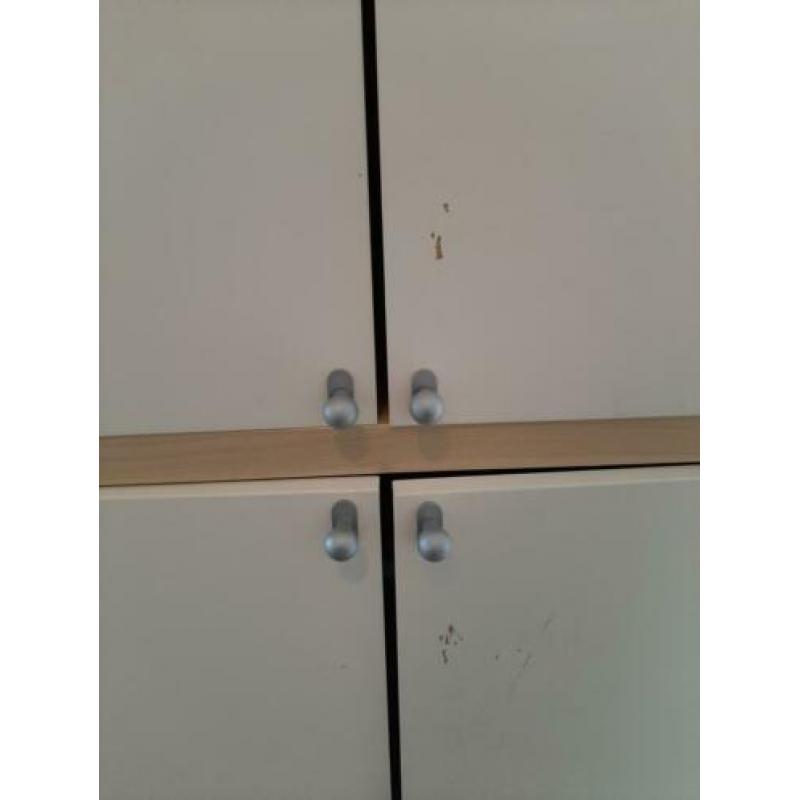Kast 69cm breed en 188cm hoog..