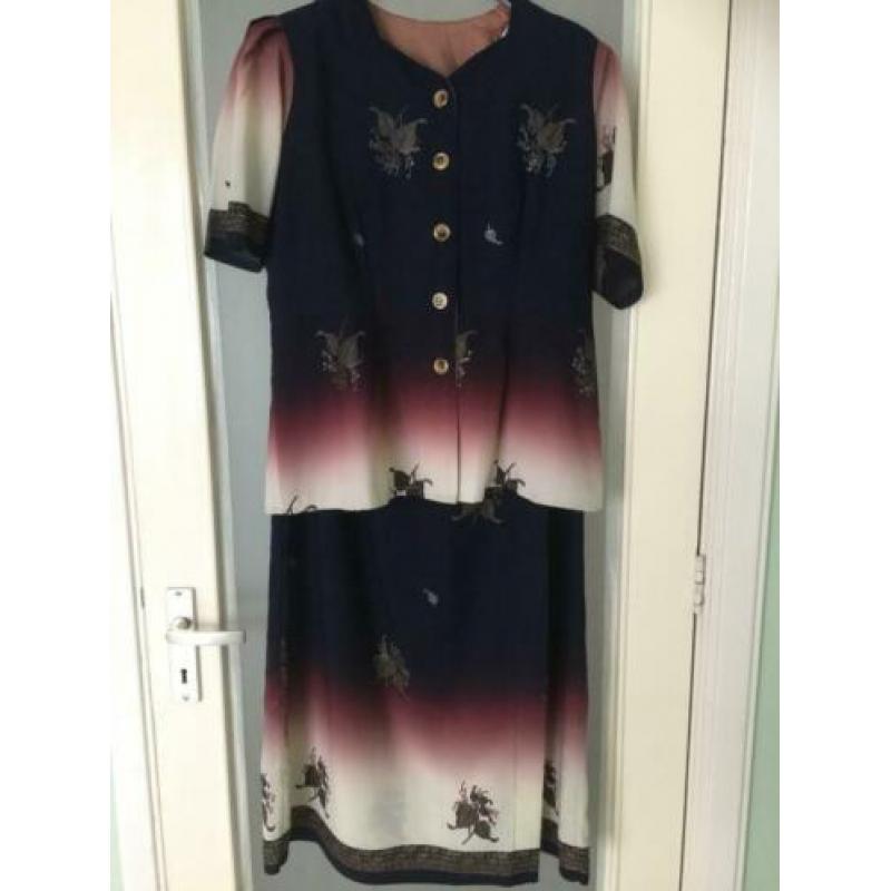 T.K Zijde kleding 1e 3 delig 2e 2 delig z.o.
