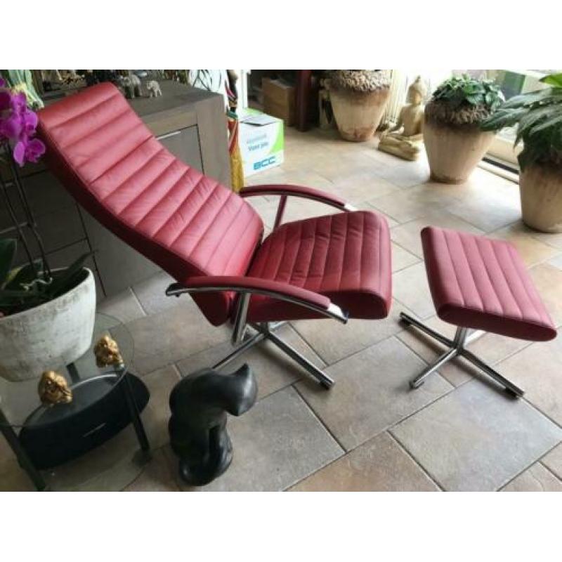 Als nieuwe Relaxfauteuil met hocker, wijnrood