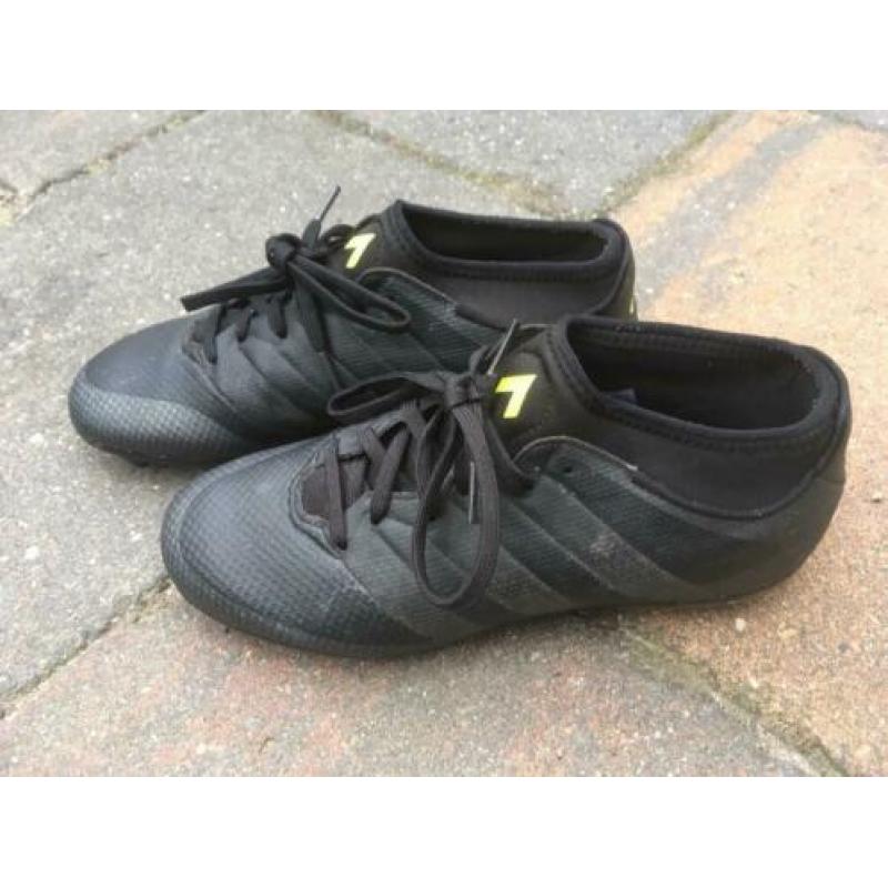 Zwarte Adidas voetbalschoenen mt 37