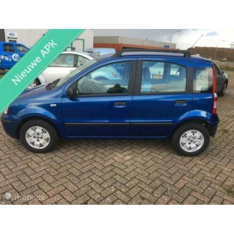 Fiat Panda 1.2 Emotion dit betreft een zeer nette auto