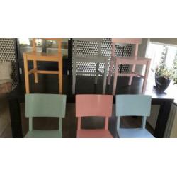 Zwart gebeitste houten eettafel met 6 stoelen