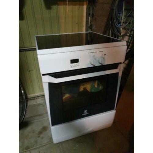 Indesit fornuis met inductie plaat