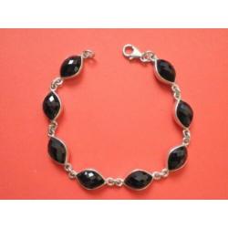 Mooie Zilveren Armband met Facet geslepen ovale zwarte steen