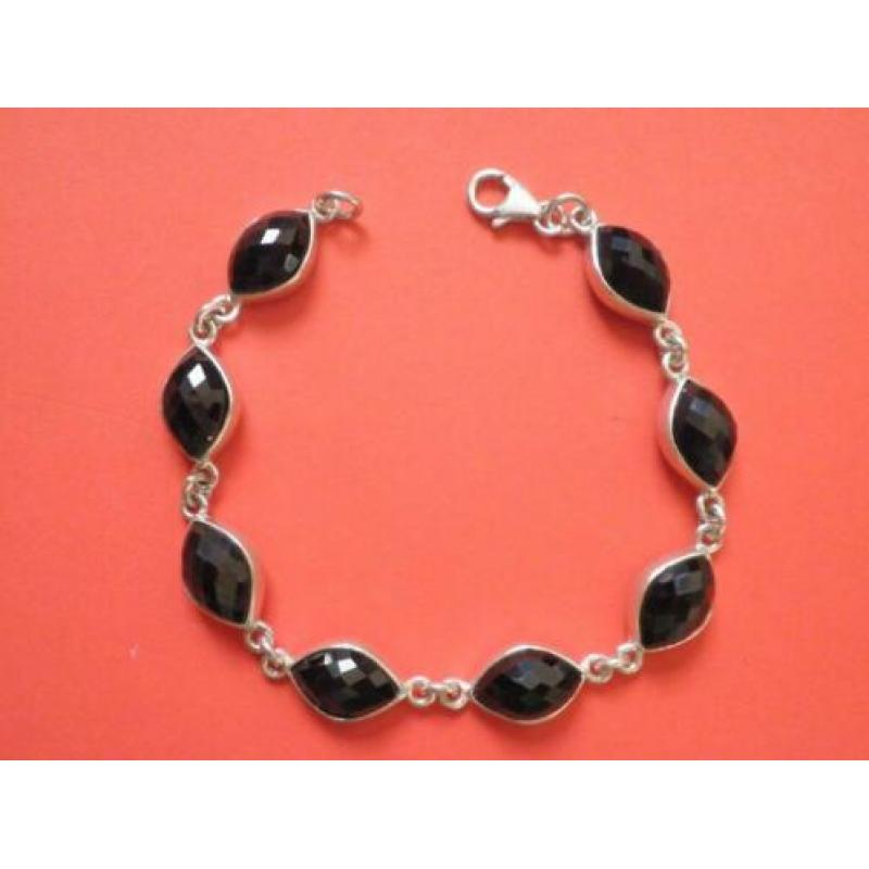 Mooie Zilveren Armband met Facet geslepen ovale zwarte steen