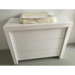 Ledikant en commode