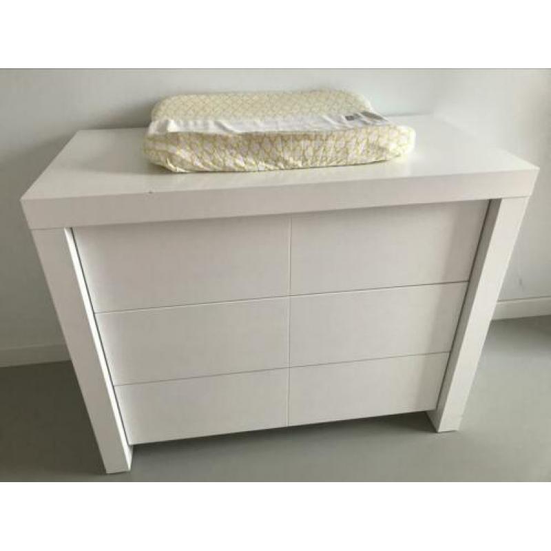 Ledikant en commode