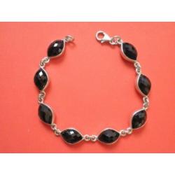 Mooie Zilveren Armband met Facet geslepen ovale zwarte steen