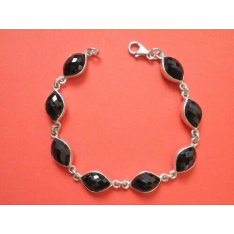 Mooie Zilveren Armband met Facet geslepen ovale zwarte steen