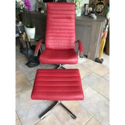 Als nieuwe Relaxfauteuil met hocker, wijnrood