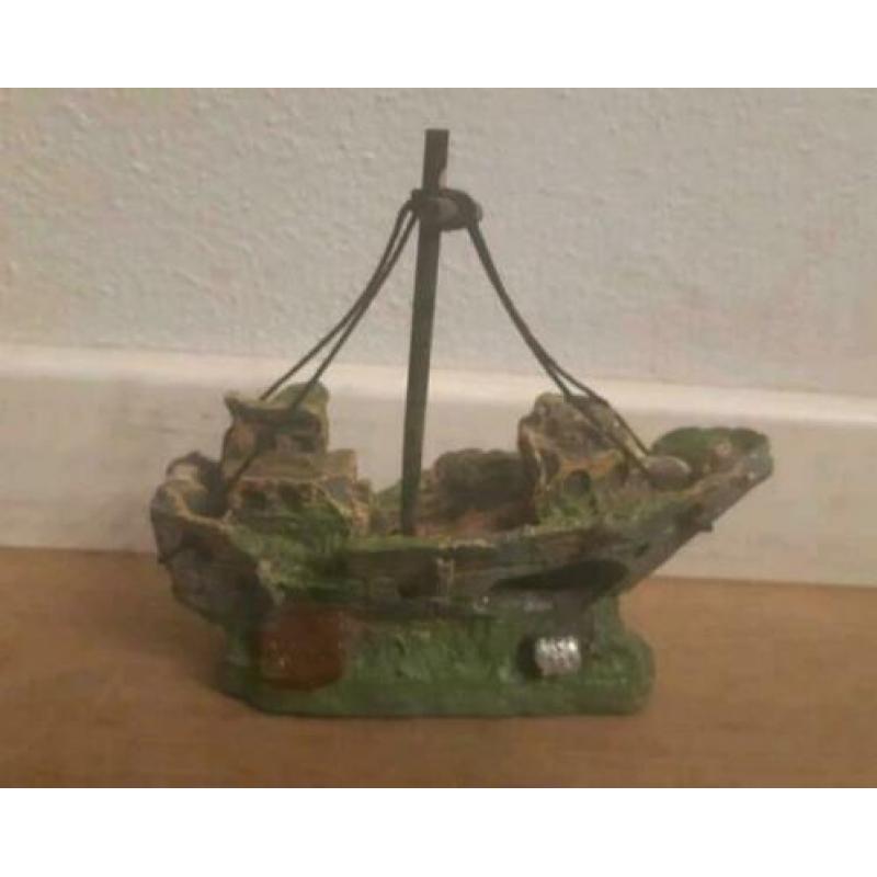 Mooi nieuw sierelement: scheepswrak! 5€