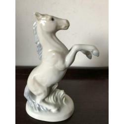 Pastel porselein steigerend paard beeldje 12 cm H