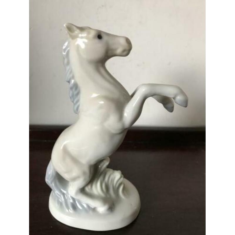 Pastel porselein steigerend paard beeldje 12 cm H