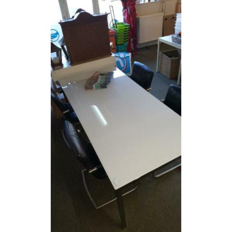 Tafel met wit glazen blad en RVS onderstel