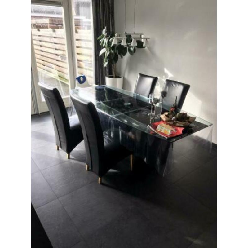 Glazen tafel en/of stoelen