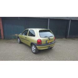Opel Corsa 1.4 I 16V 3D 1999 Geel