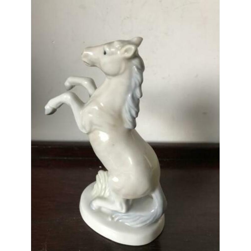 Pastel porselein steigerend paard beeldje 12 cm H