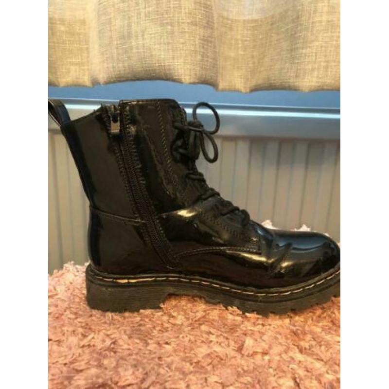 Leuke lak boots mt 36 zgan