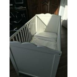 Kinderbedje met matras en hoeslaken en dekentje