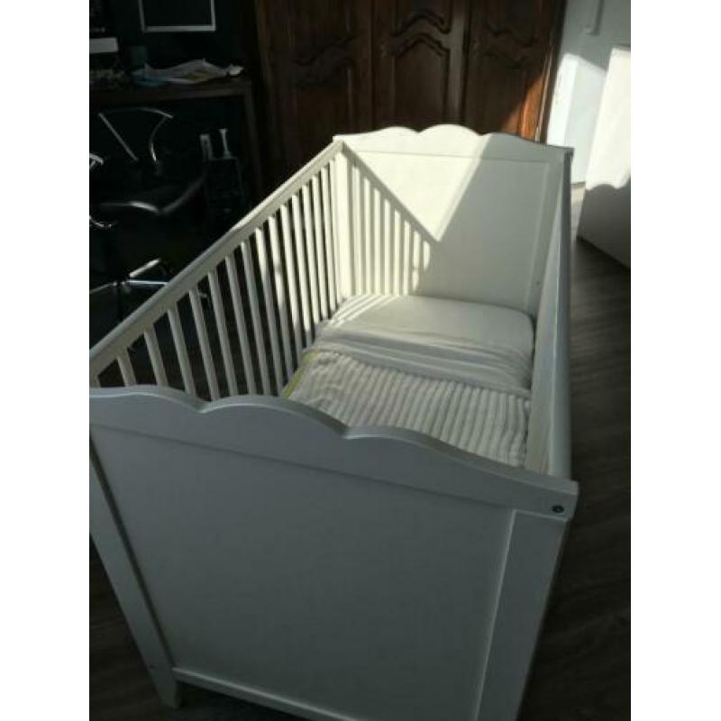 Kinderbedje met matras en hoeslaken en dekentje