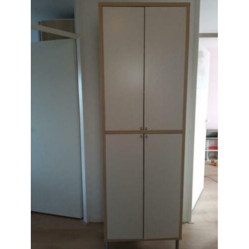Kast 69cm breed en 188cm hoog..