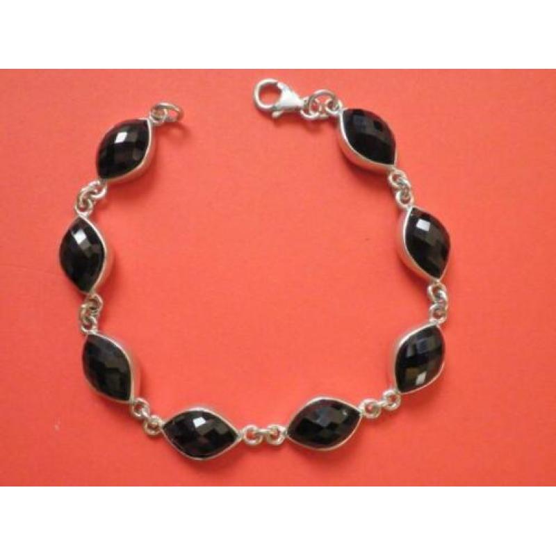 Mooie Zilveren Armband met Facet geslepen ovale zwarte steen