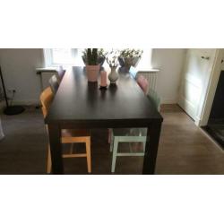 Zwart gebeitste houten eettafel met 6 stoelen