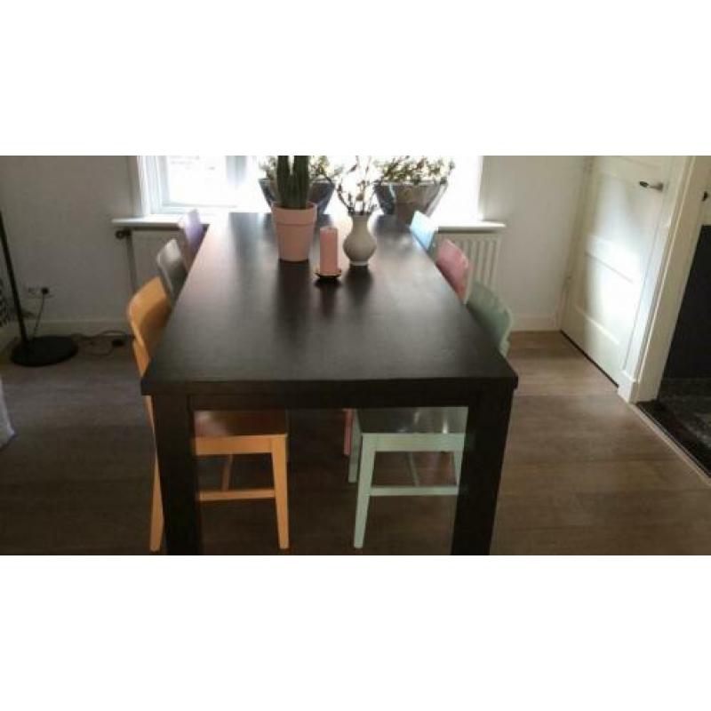 Zwart gebeitste houten eettafel met 6 stoelen