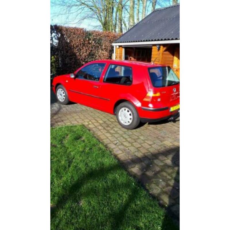 Volkswagen Golf 1.6 77KW 2001 Rood
