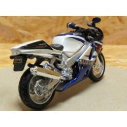 Suzuki GSX-R750 1:18 bburago bl/wt