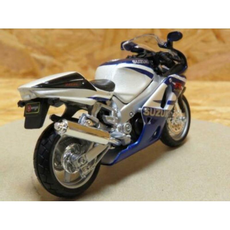 Suzuki GSX-R750 1:18 bburago bl/wt