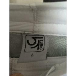 Wit. Tenniskleding. Sjeng. Maat L. Lange broek. Heren