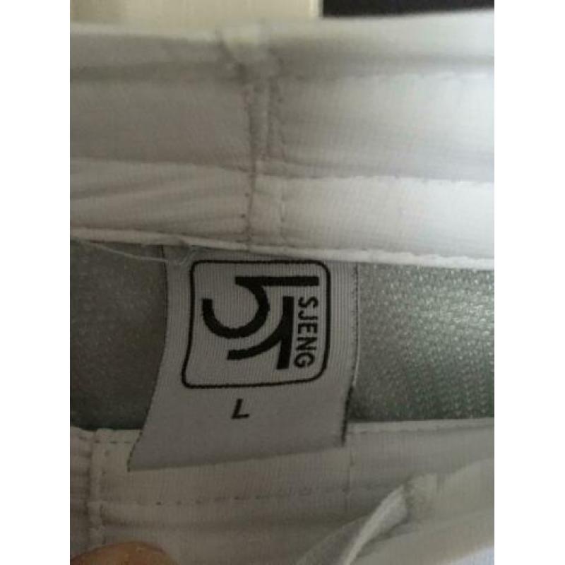 Wit. Tenniskleding. Sjeng. Maat L. Lange broek. Heren