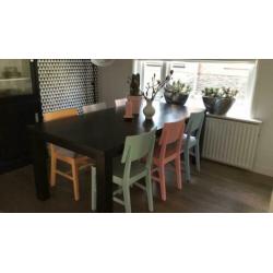Zwart gebeitste houten eettafel met 6 stoelen
