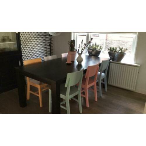 Zwart gebeitste houten eettafel met 6 stoelen