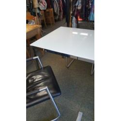 Tafel met wit glazen blad en RVS onderstel