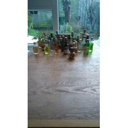 grote 338 stuks verzameling kleine drankflesjes.