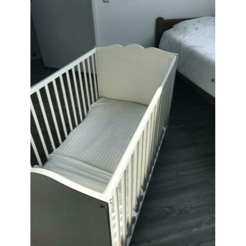 Kinderbedje met matras en hoeslaken en dekentje