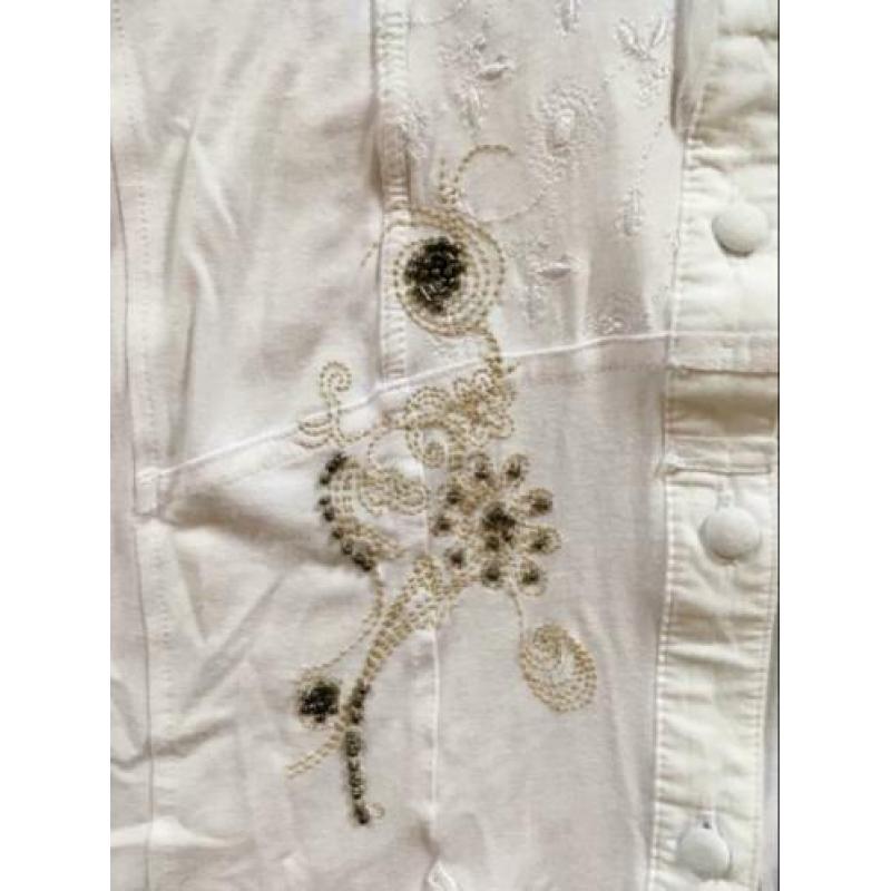 Wit vest met knoopjes en geborduurde details maat L