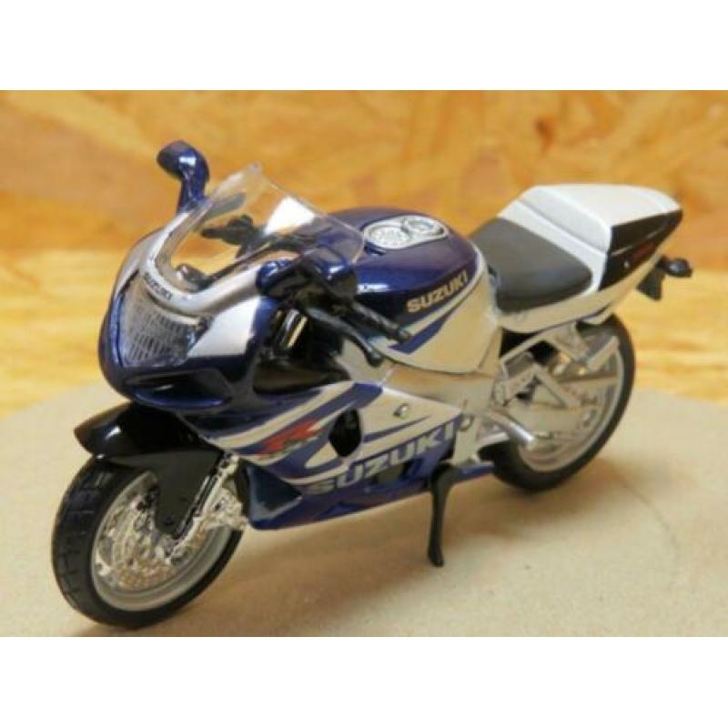 Suzuki GSX-R750 1:18 bburago bl/wt