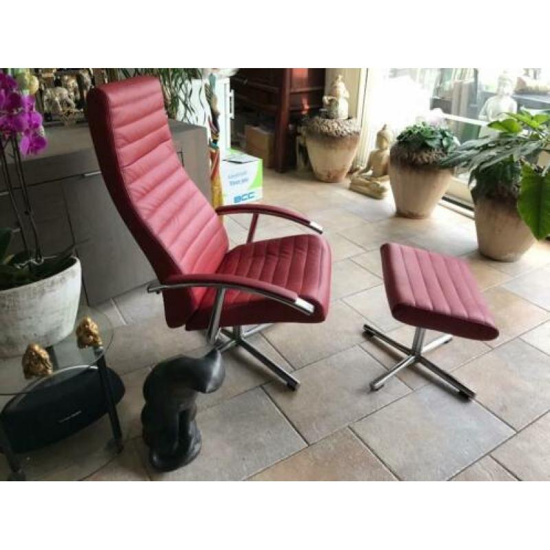 Als nieuwe Relaxfauteuil met hocker, wijnrood