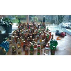 grote 338 stuks verzameling kleine drankflesjes.