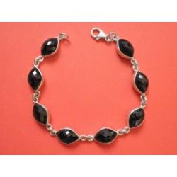 Mooie Zilveren Armband met Facet geslepen ovale zwarte steen
