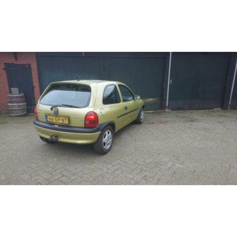 Opel Corsa 1.4 I 16V 3D 1999 Geel