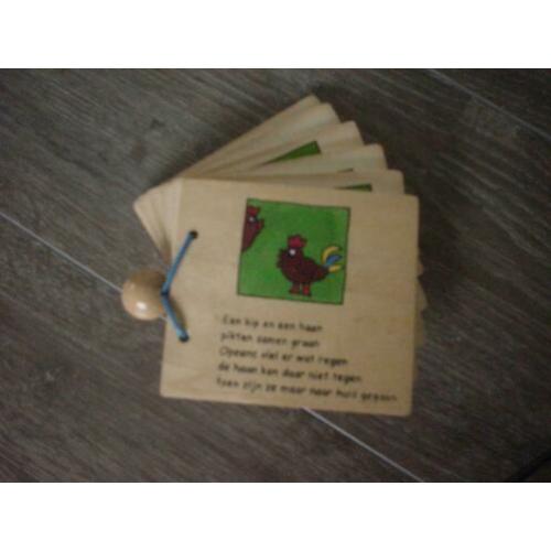Houten boekje met VROLIJKE VERSJES van TOI-TOYS.